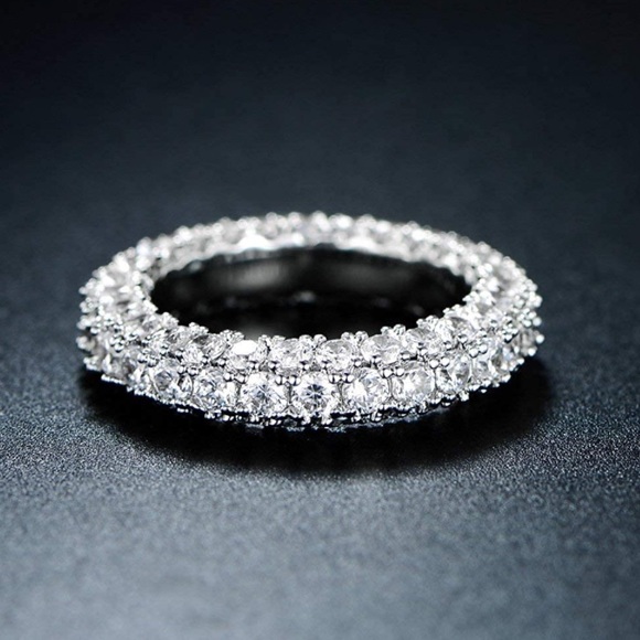 ✨SALE✨18k White Gold Cubic Zirconia Ring - Picture 2 of 3